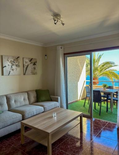 a living room with a couch and a table at Sueños de Tabaiba y Mar in Tabaiba