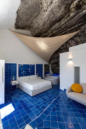 a bedroom with a bed and two sinks and a tub at Le Suite dei Pescatori in Praiano