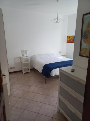 a bedroom with a bed and a tiled floor at Residence agli Oleandri in Manerba del Garda