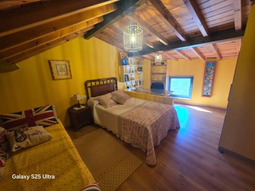 a bedroom with a bed and a couch in a room at La casa de arriba in Ourense