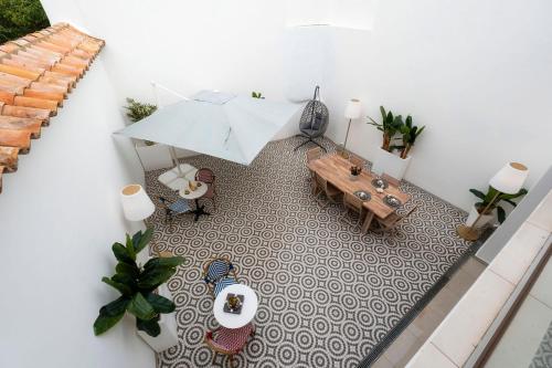 an overhead view of a patio with a table and an umbrella at Casa Butterfly in Faro