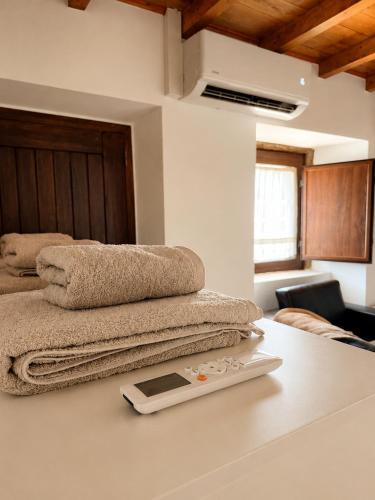a pile of towels sitting on top of a table at Casa dos Laia in Sobreira Formosa