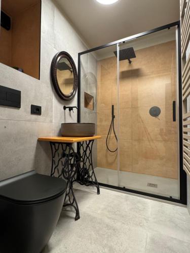 a bathroom with a shower and a sink and a toilet at Atelier Volturno in La Maddalena