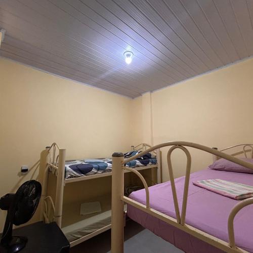 a room with two bunk beds and a ceiling at Perto do Pelourinho Quarto Arejado in Salvador