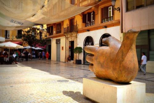 a statue of a hand holding a thumb up at La Bolsa Apartment in Málaga