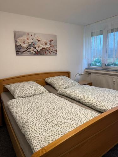 two twin beds in a bedroom with a window at FeWo Luisa in Neureichenau
