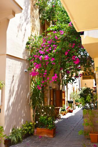 Kostas House, old Venetian Harbor Chania