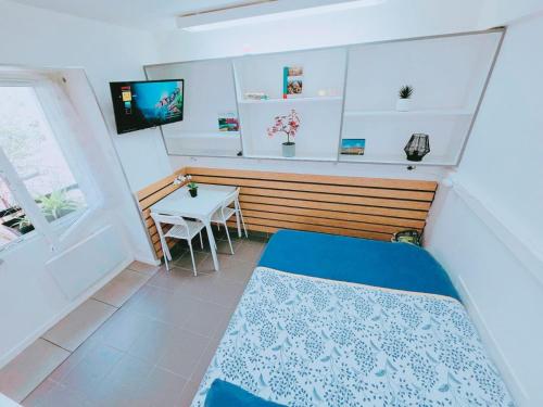 a small room with a bed and a table at Cosy logement Hyper Centre-ville in Quimper