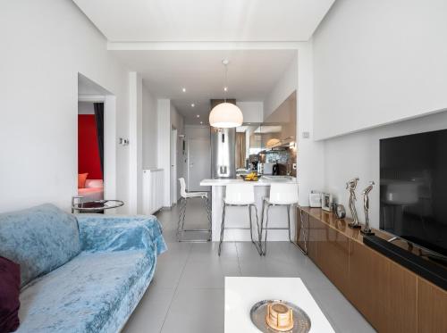 Sea Horizon 2BR Luxury Retreat with Balcony and Sea View