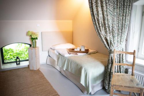 a bedroom with a bed and a window at Flowland Tarczyn in Tarczyn