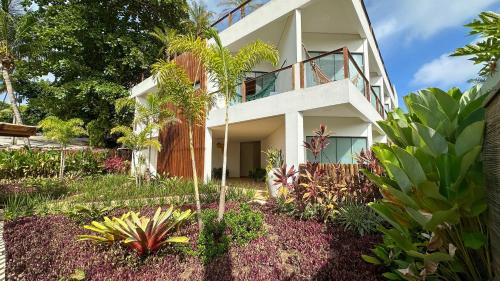 a white building with plants in front of it at Mirante das Conchas - Melhor Localização in Itacaré