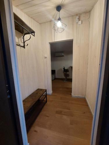 an empty hallway with a bench in a room at Domek w ogrodzie "Bzyczek" in Ostry Bór