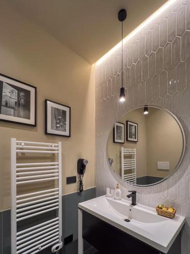 a bathroom with a sink and a mirror at Villa Scarpino in Massignano