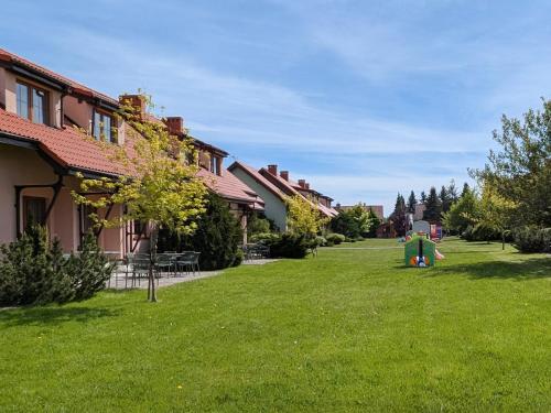 a green yard with houses and a grassy yard at Nautilus-Rowy in Rowy