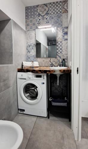 a bathroom with a washing machine and a sink at Case Vacanze Angolo Sul Mare in Nicotera Marina