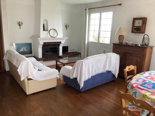 a living room with two chairs and a fireplace at Ciboure in Ciboure