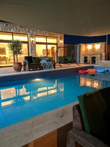 a large swimming pool in a living room at مزرعة لافين in Jerash