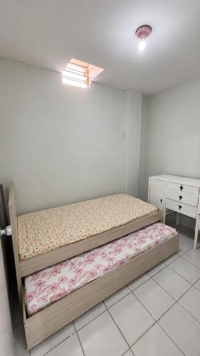 a bedroom with two bunk beds in a room at Casa a 8 minutos do Parque do Povo - Campina Grande PB in Campina Grande