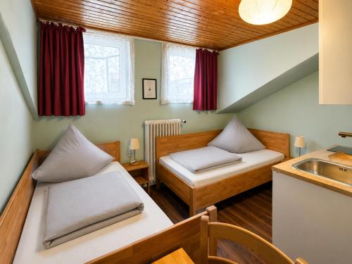 a small room with two beds and a sink at Dana Living Apartment Bremen HBF - Zentrum, Altstadt, Messe, ÖVB Arena, Business Apartment mit Self Check-in in Bremen