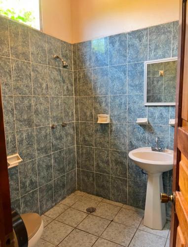a bathroom with a sink and a shower at Bungalows El Mirador in Cruz de Huanacaxtle