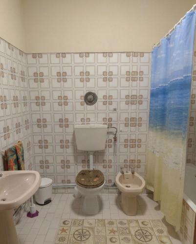 a bathroom with a toilet and a sink at Gaivota Erudita in Buarcos
