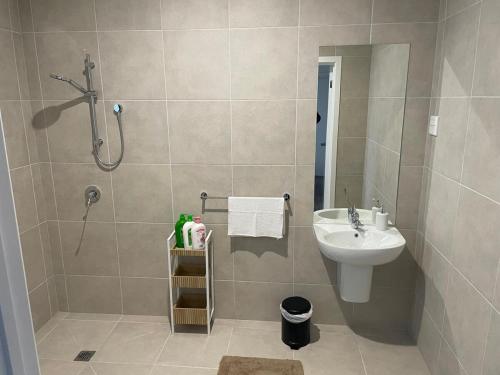 a bathroom with a sink and a shower at Darley Retreat in Darley