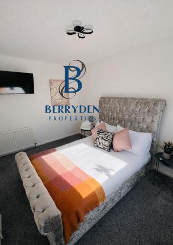 a bed in a bedroom with a b berkeleypper sign at Aalesund stay in Peterhead