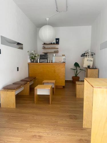 a living room with wooden benches and a table at Hotel Casa Majaal in Ixtapan de la Sal