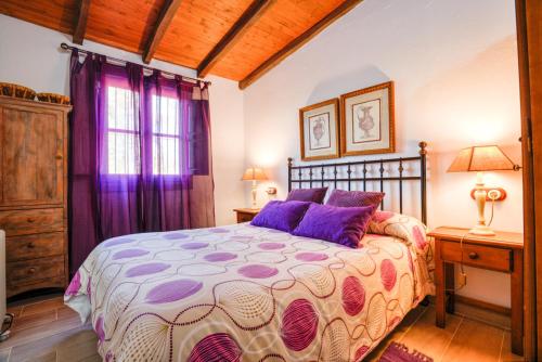 Giường trong phòng chung tại Casa Rural Vega el Dorado