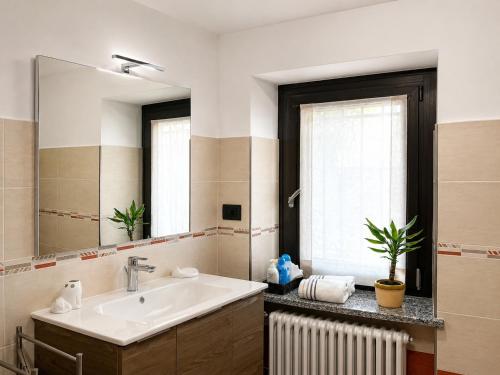 a bathroom with a sink and a mirror at A Casa di Laura in Parella