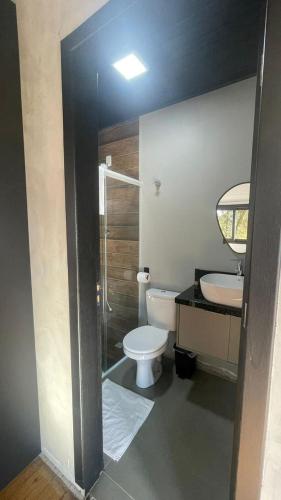 a bathroom with a toilet and a sink at NOVIDADE - Cabana Refúgio Gaia in Annitapolis