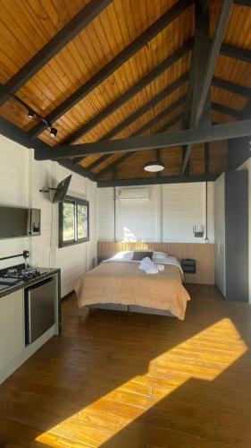 a bedroom with a bed in the middle of a room at NOVIDADE - Cabana Refúgio Gaia in Annitapolis