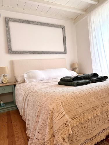a bedroom with a bed with a blanket on it at Casa Mirabel Laurel in Fene