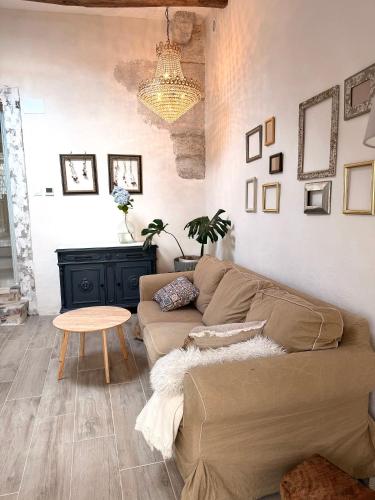 a living room with a couch and a table at Casa Mirabel Laurel in Fene