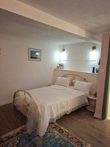 a bedroom with a large bed with white sheets and pillows at Romantic house by the River in Pfaffenhoffen