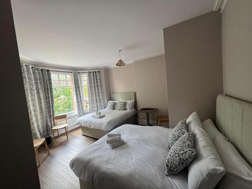 a living room with a bed and a couch at Charlie Hotel in London
