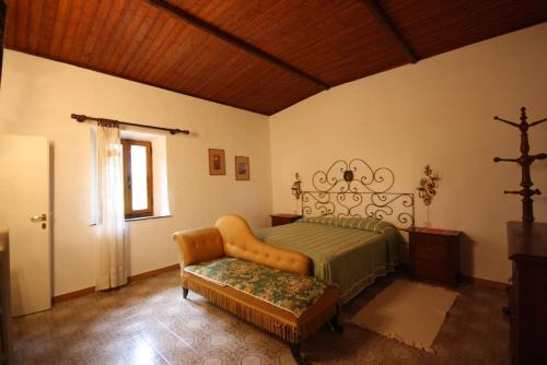 PianellaにあるBorgo Casanuovaのベッドルーム1室(ベッド1台、椅子、窓付)