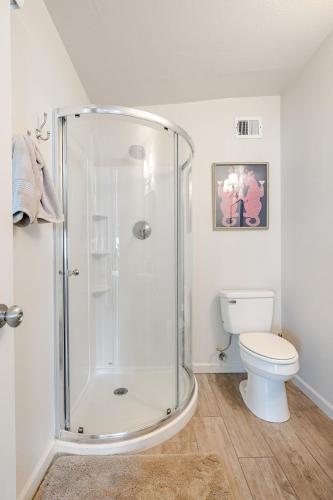 a bathroom with a shower and a toilet at Oasi Elegante in Scottsdale