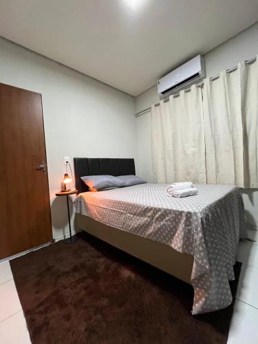 una camera da letto con un letto con un tavolo e una finestra di KitAp Timon a Timon