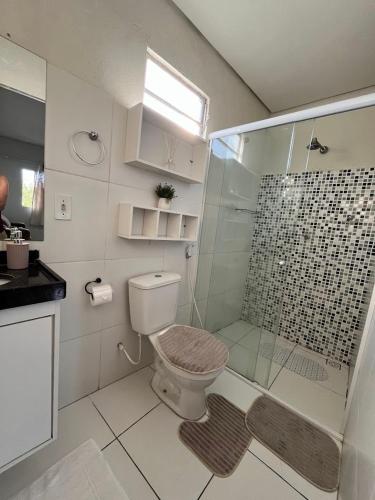un bagno con WC e doccia in vetro di KitAp Timon a Timon