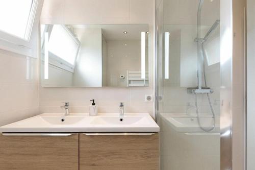Amazing 2 Bedroom Cannes Apartment Behind Martinez Hotel