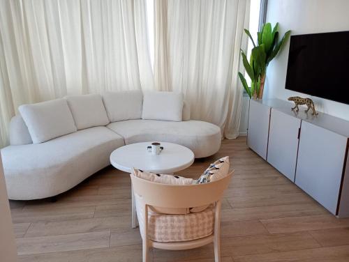 Amazing 2 Bedroom Cannes Apartment Behind Martinez Hotel