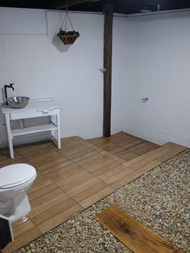 a bathroom with a toilet and a desk and a table at Cabañas Mastranto in Monterrey