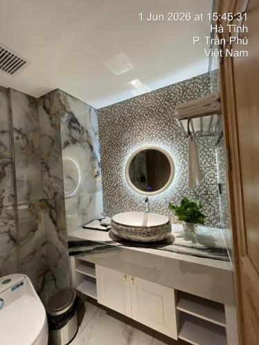 a bathroom with a sink and a mirror at Hai Dang Hotel Ha Tinh in Hà Tĩnh