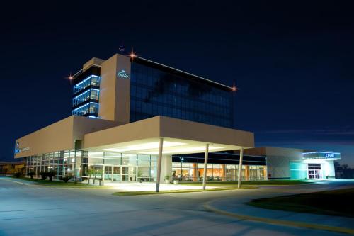 a large building with lights on top at night at Gala Hotel y Convenciones in Resistencia