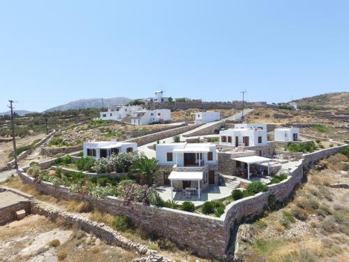 z góry widok na wioskę z białymi domami w obiekcie Loukia Apartments w mieście Artemonas