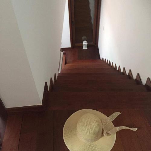 a straw hat sitting on top of a staircase at O Douro aqui tão perto in Santo Adrião