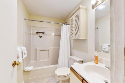 ein weißes Badezimmer mit Toilette und Waschbecken in der Unterkunft Valley View: Forest Edge 189 in Dover