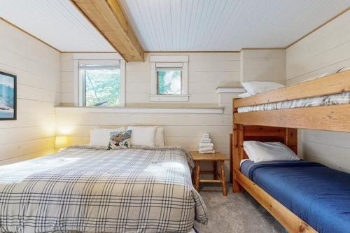 a bedroom with two beds in a tiny house at Lakeside Elegance in Tyson