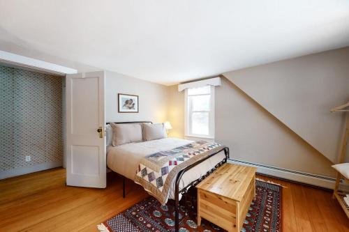 a bedroom with a bed and a window at Pineapple Paradise in Stowe